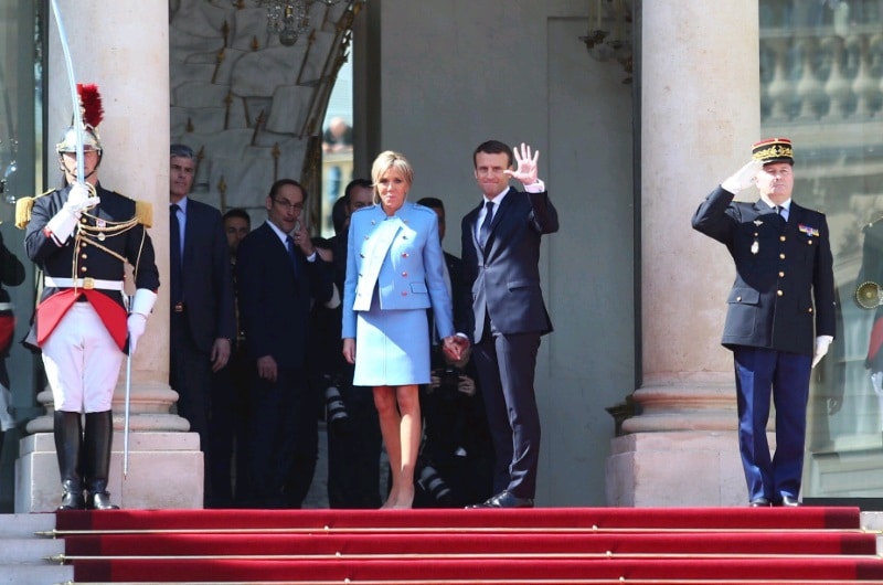 Emmanuel Macron, président de la République, et Brigitte Macron sur le parvis de l'Elysée